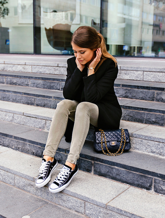 These black converse look cute and casual paired with skinny jeans and a blazer. Via Marianna Mäkelä. Coat: Tiger of Sweden, Knit: Hunkydory, Jeans: Zara. Shoes: Converse.