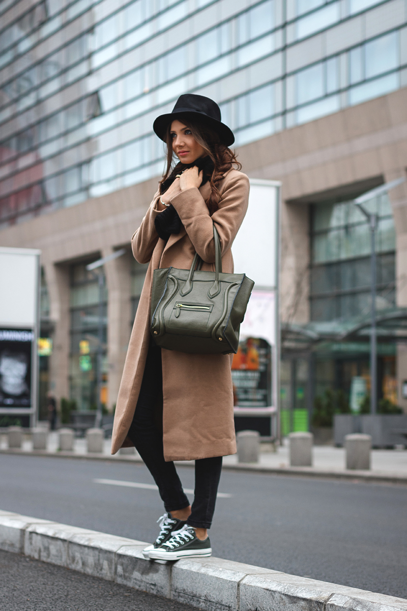 Try wearing a long coat with skinny black jeans and converse like Larisa Costea. Coat: Missguided, Sweater: Sheinside, Jeans: Zara, Shoes: Converse. 