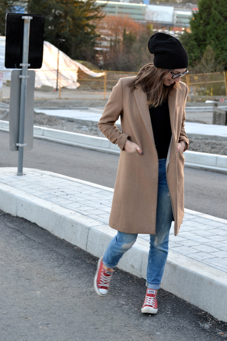 Add some colour to your outfit with a pair of red converse and rolled up jeans. Via Jill Lansky. Coat: H&M, Tee, jeans: Zara, Shoes: Converse, Glasses: Celine, Hat: Artizia.