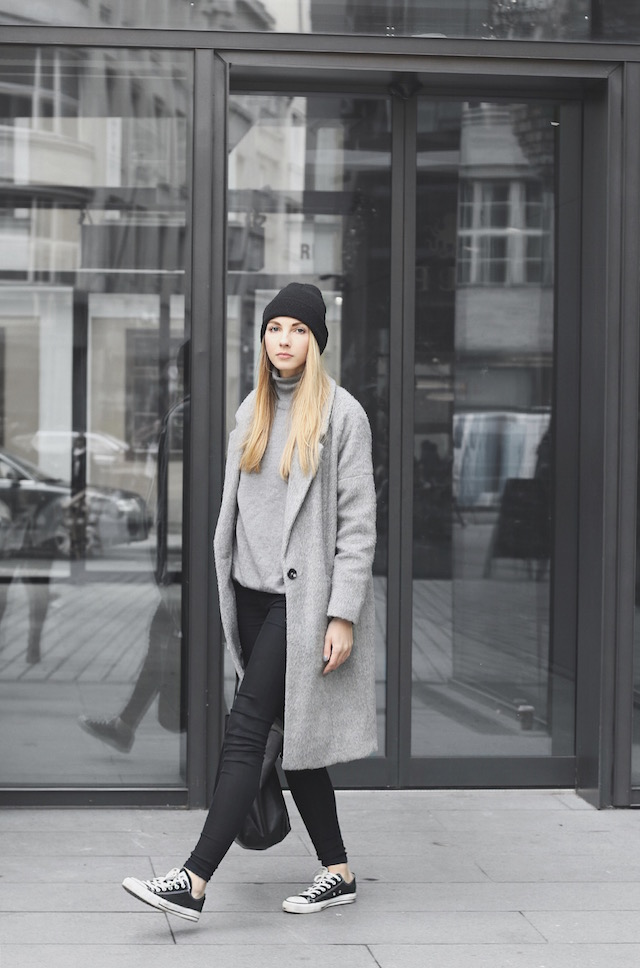 Classic black converse look their best when worn with darker colours. Pavlína Jágrová wears the trend with a pale grey sweater and coat matched with black jeans and a cute beanie. Coat: C&A, Sweater: Vintage, Trousers: Lindex, Shoes: Converse, Bag: Celine