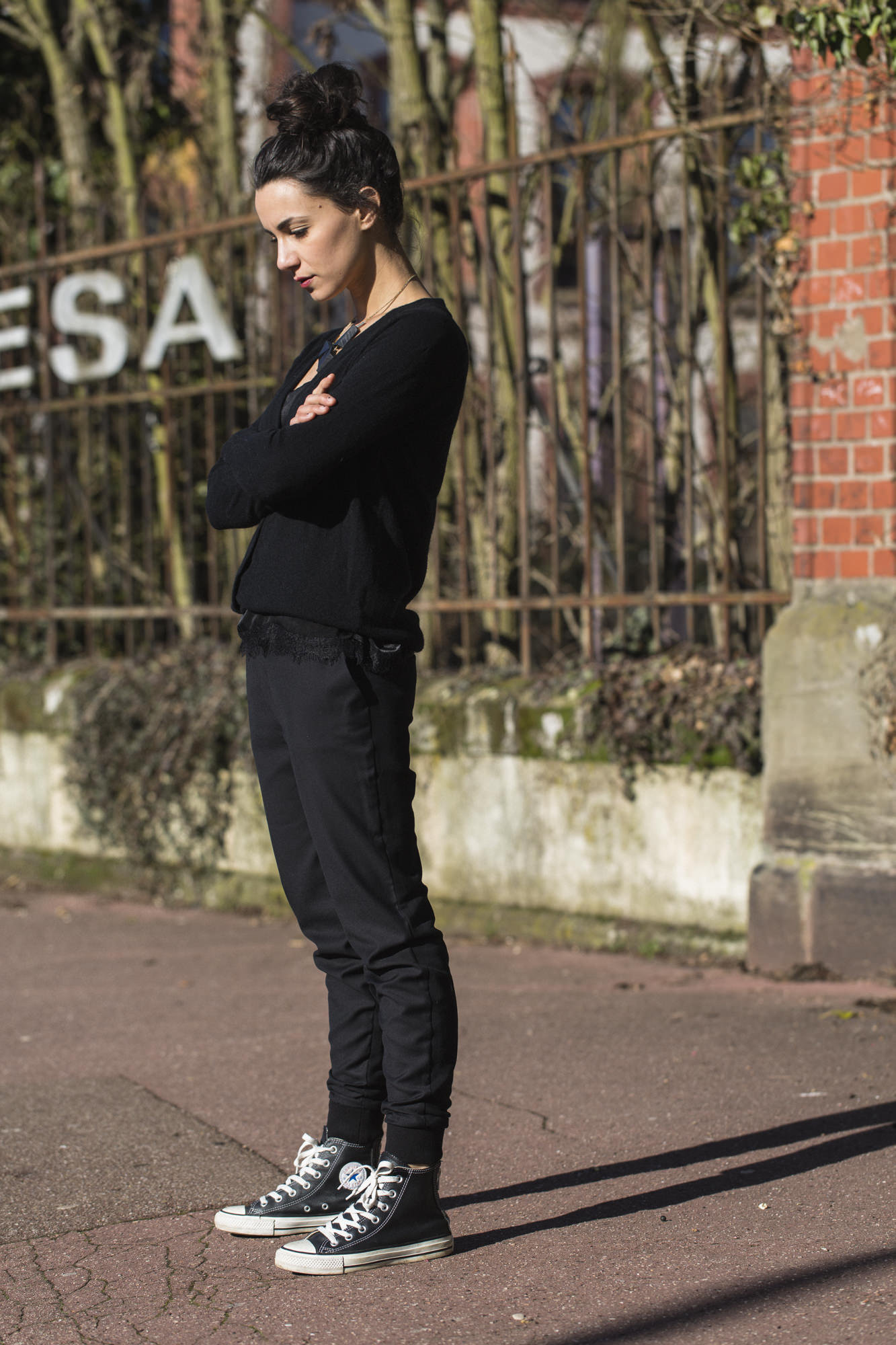 Wear classic black converse like Coline by pairing them with slouchy tomboy style trousers and a simple knit top. We love this androgynous jogger style. Jacket: Hunky Dory, Top: En Dentelle Vila, Trousers: Diesel, Shoes: Converse.