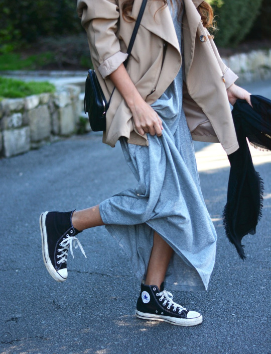 Kick it in a pair of ankle high converse like Stella Wants To Die this summer! This classic style is perfect with jeans, a skirt, or even a dress; as demonstrated by Stella’s stylish maxi dress and converse outfit. Dress/Trench: Compañía Fantástica, Bag: Gucci, Sneakers: Converse.