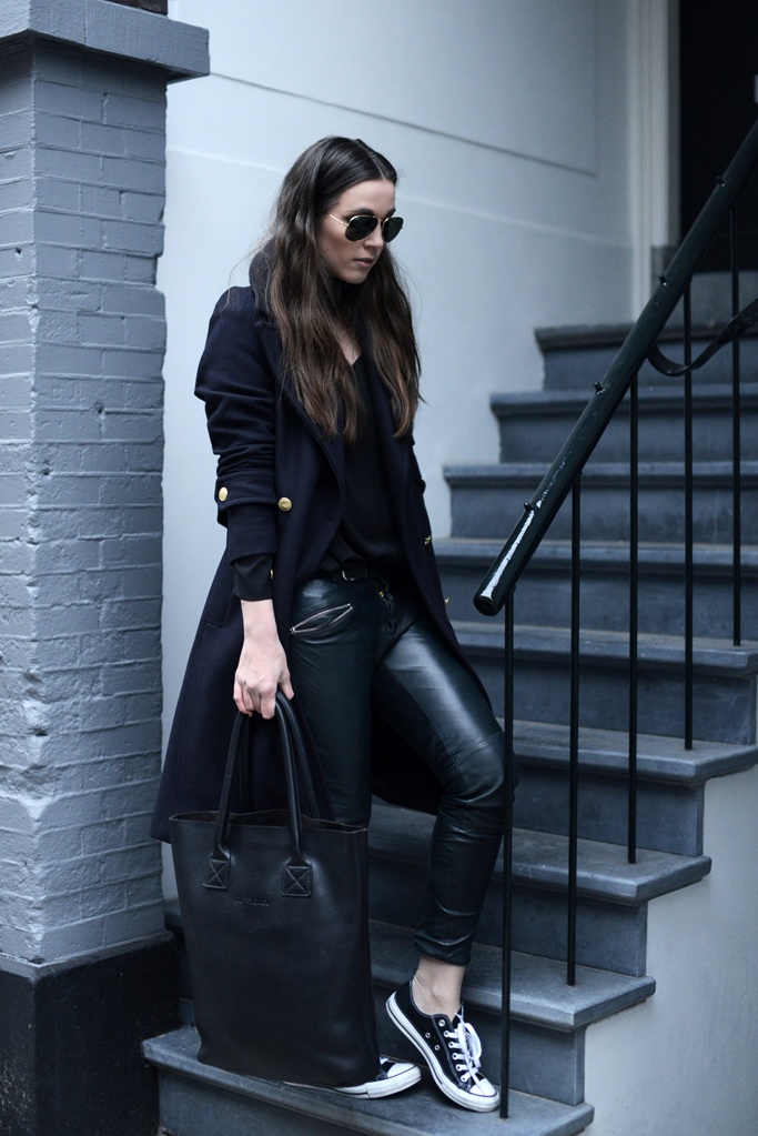 Cindy Van Der Heyden is looking ultra alternative in a dark and mysterious style consisting of leather leggings, a royal navy overcoat and a pair of classic black converse; a must have this season! Trousers: Muubaa, Blouse/Coat: H&M, Sneakers: Converse.