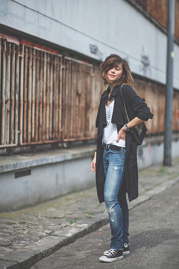 Classic black converse are everyone’s go-to footwear with a pair of jeans for good reason! Zoé Alalouch looks stylish and casual in this outfit consisting of a simple V neck tee, a black trench, and a pair of black Chuck Taylor’s. Trench: H&M, Top: Sézane, Jeans: Current Elliott, Bag: A.m.a.n.d.