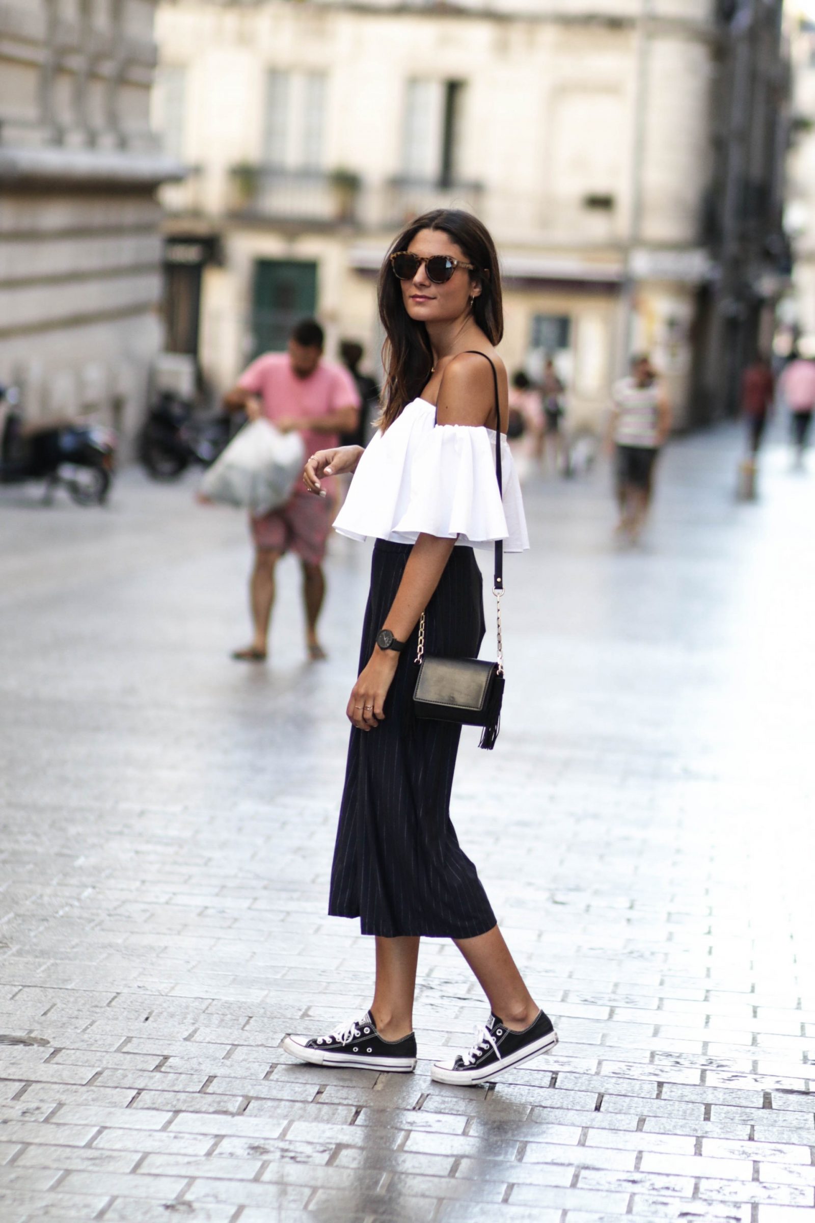 Classic black converse are the ideal match to an outfit consisting of culottes and an off the shoulder top, such as this one. Federica L. has achieved the perfect match of preppy chic and sophistication, making this outfit a must try! Trousers: Pull & Bear, Shoes: Converse. 