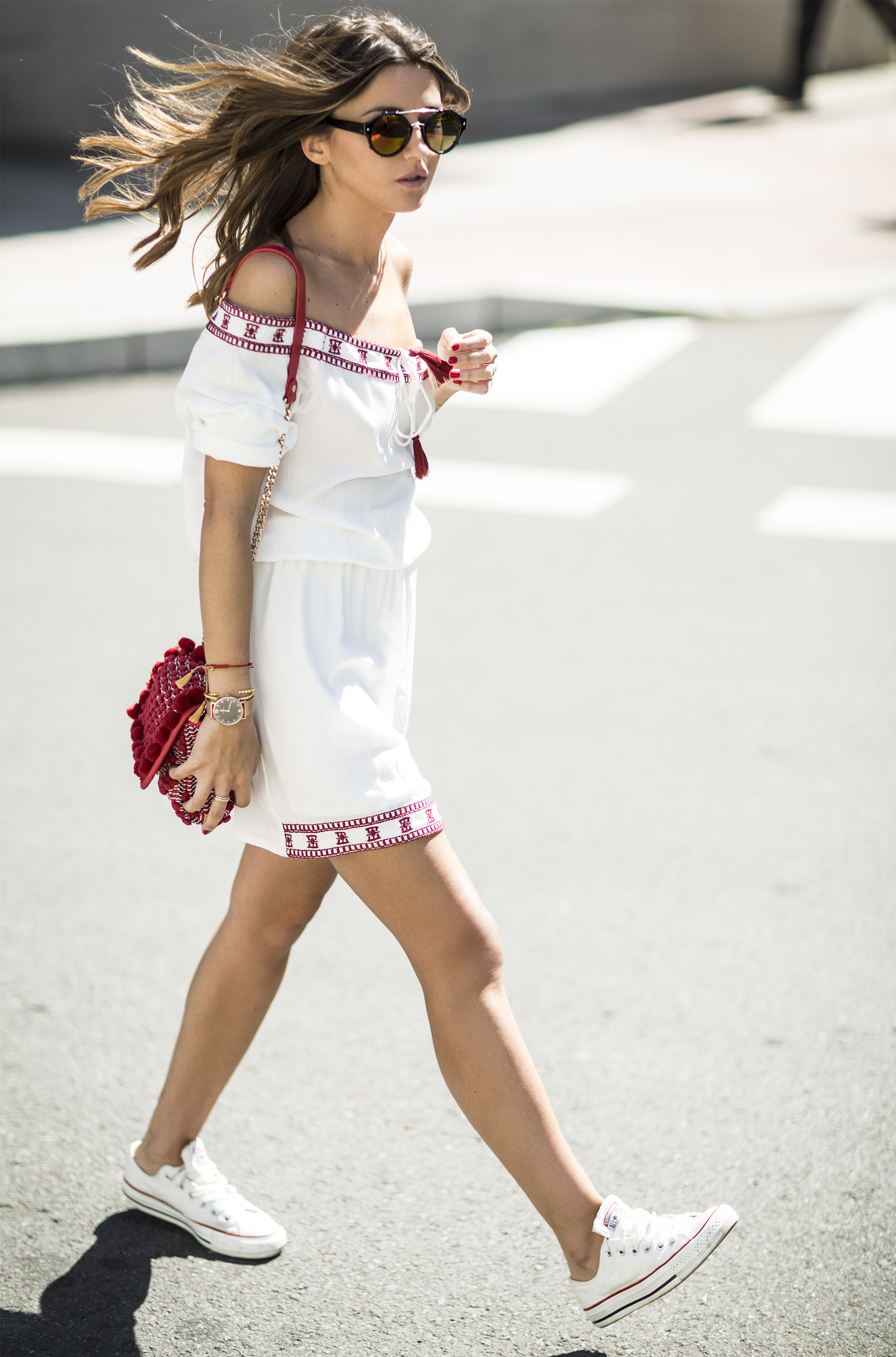 White converse make the perfect match to a white mini dress like this one, worn by Alexandra Pereira. The colours of these pieces compliment each other excellently, resulting in a super cute white and red style! Dress: Buylevard, Sneakers: Converse, Bag: Zara. 